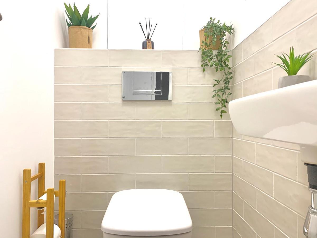Elegant, Bright Spacious In Center Apartmán *